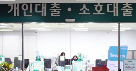 "빚 갚으면 남는 게 없다"…자영업자 연체액 11조 '역대 최대'