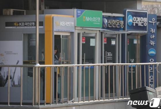 韓 은행들 점포 없애는데, 1100개 더 늘리는 美 대형은행 왜?