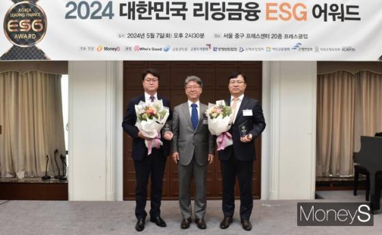 [머니S포토] 신한은행·교보생명, 리딩금융 ESG 어워드 '종합대상' 수상