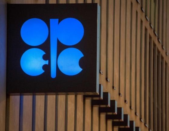 "OPEC+, 원유 생산량 하루 100만 배럴 추가 감산 논의"
