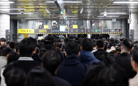 50년 인구 전망 나온다…고용 훈풍 속 '경기회복' 주목