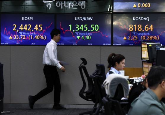 [STOCK] 이스라일-하마스 충돌에도 반도체株 활짝… 삼전·SK하이닉스2%↑