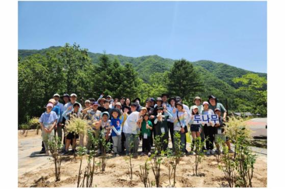 두나무, 임직원과 나무 심기 봉사활동