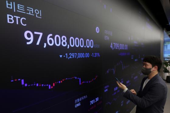 홍콩, 비트코인·이더리움 현물 ETF 승인… '9900만원' 코인 더 오르나