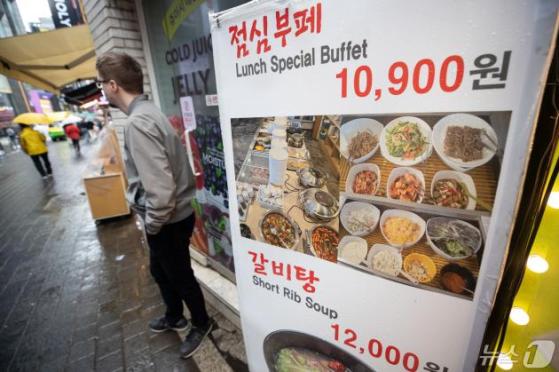 설탕 20% 햄버거 6.4% 김밥 6% '쑥'…1년반 넘게 소득증가율 넘어선 먹거리물가