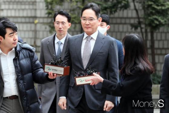 이재용, '경영권 불법 승계 의혹' 선고공판 출석… 