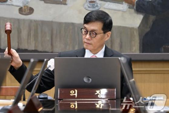 집값 우려에 13연속 금리동결…